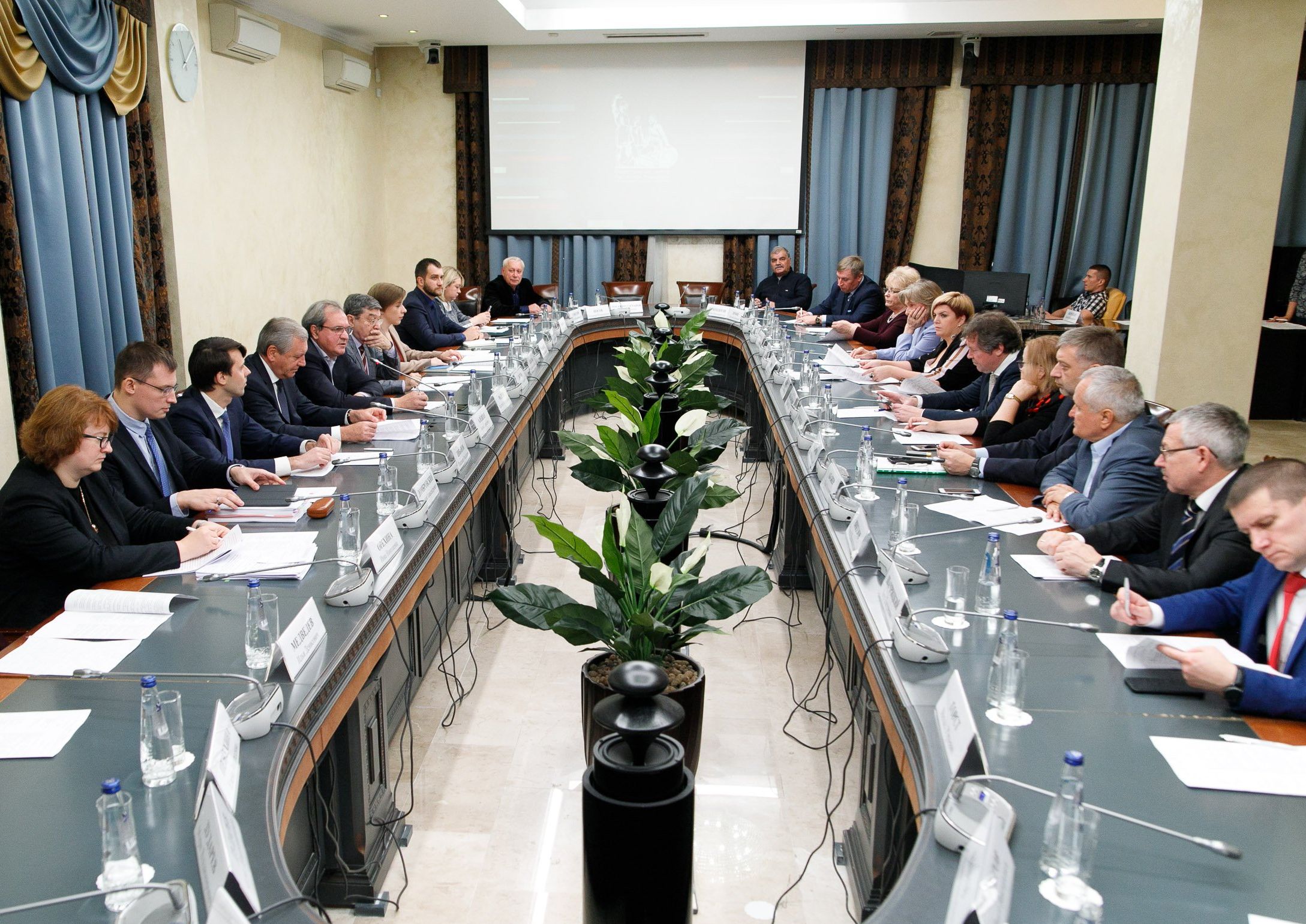 Дмитрий Зимин принял участие в «нулевом чтении» законопроекта о федеральном бюджете в Общественной палате Российской Федерации