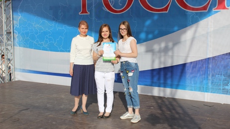 Заместитель председателя Общественной палаты Ивановской области Марина Римская вручила награды победителям конкурса-фестиваля "Славим Россию"
