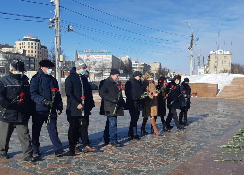 В День защитника Отечества общественники приняли участие в церемонии возложения цветов к Мемориалу Героям фронта и тыла