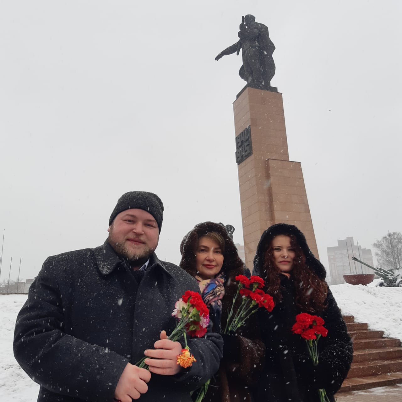 В День защитника Отечества члены региональной Общественной палаты приняли участие в торжественной церемонии возложения цветов к Мемориалу Героям фронта и тыла