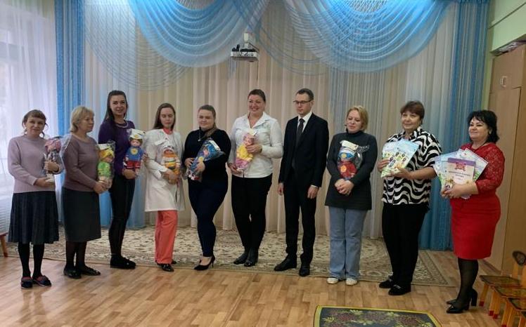 Общественники вручили комплект валеоигрушек призерам конкурса «Возрождение: Палитра народных традиций»