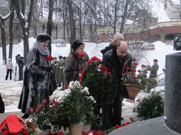Члены Общественной палаты возложили цветы к памятнику первому Губернатору Ивановской области М.В.Фрунзе