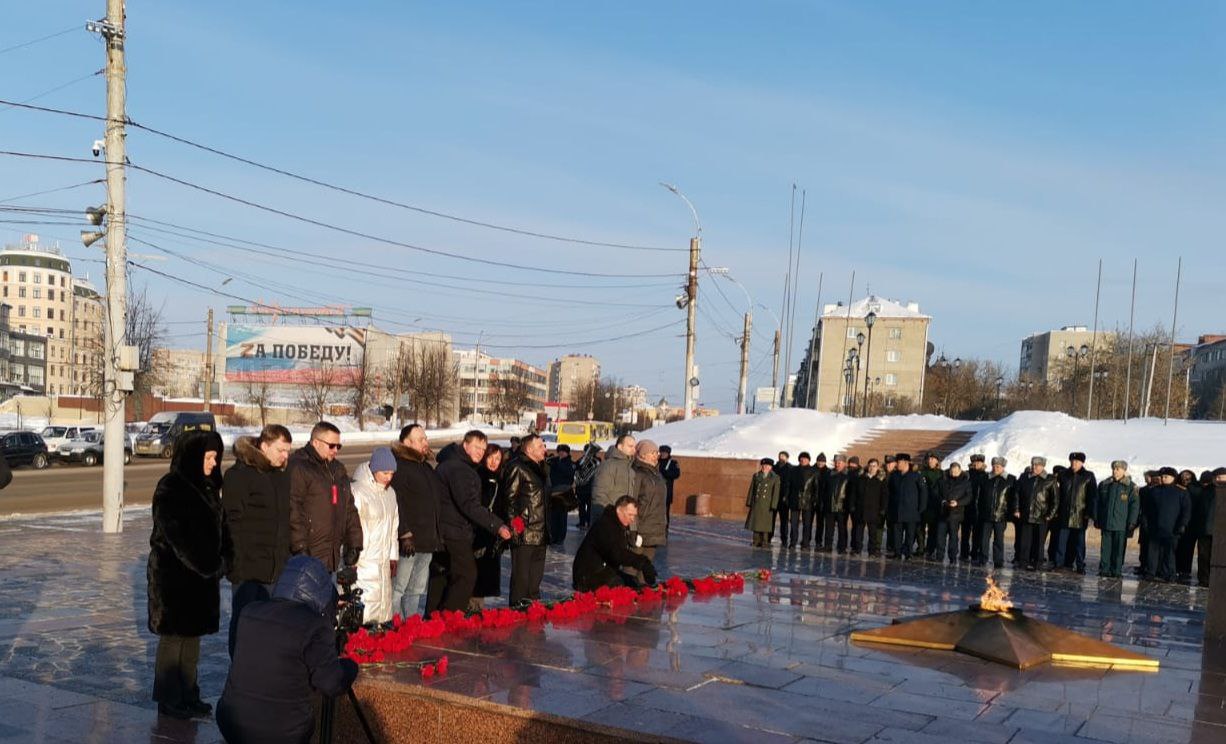 В День защитника Отечества общественники возложили цветы к Мемориалу Героям фронта и тыла
