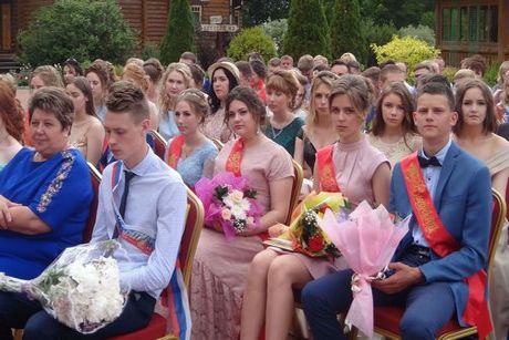 Председатель Общественной палаты Ивановской области Марина Дмитриева поздравила выпускников школ Кинешемского муниципального района