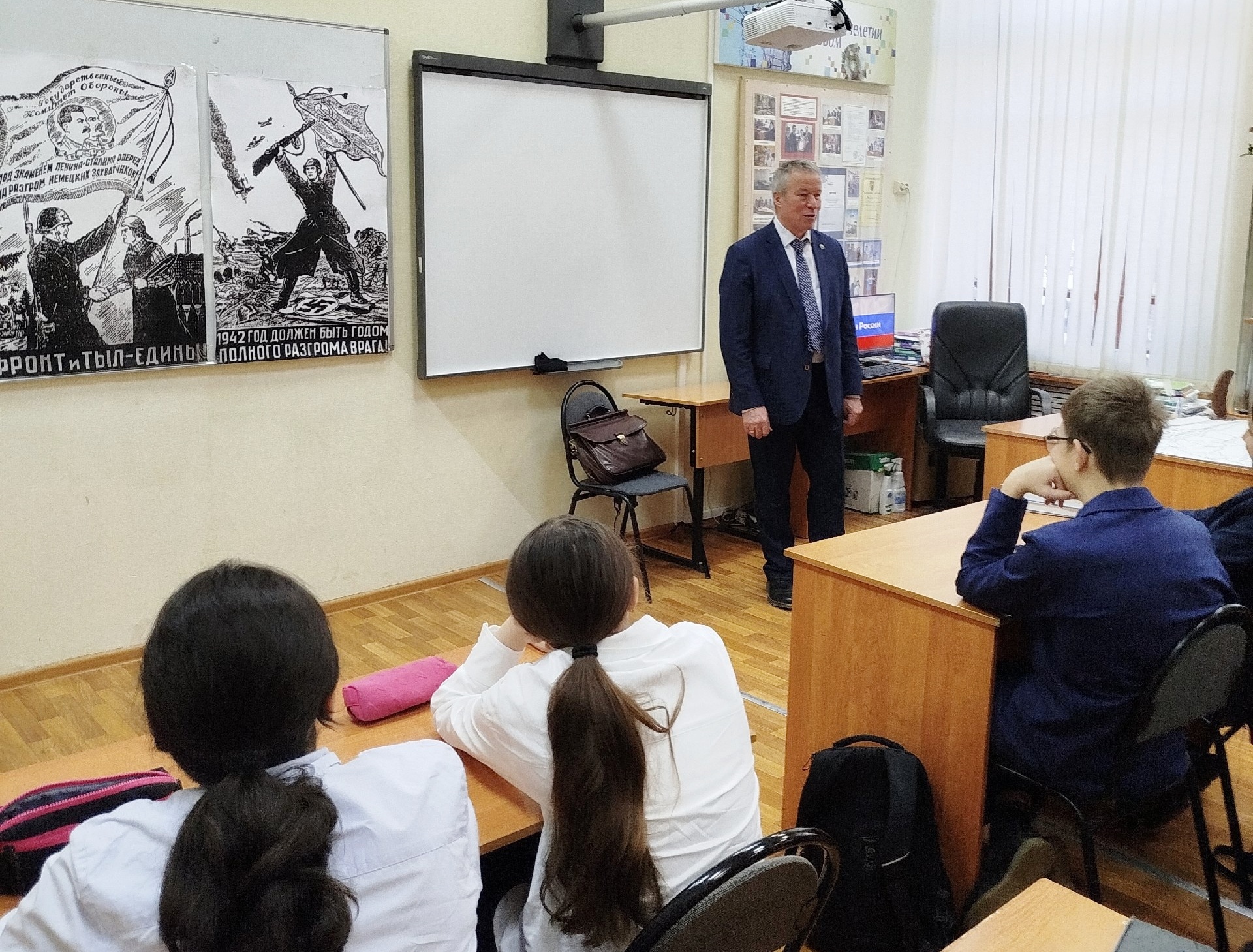 Об истории нашего края в годы Великой Отечественной войны школьникам рассказал Владимир Околотин