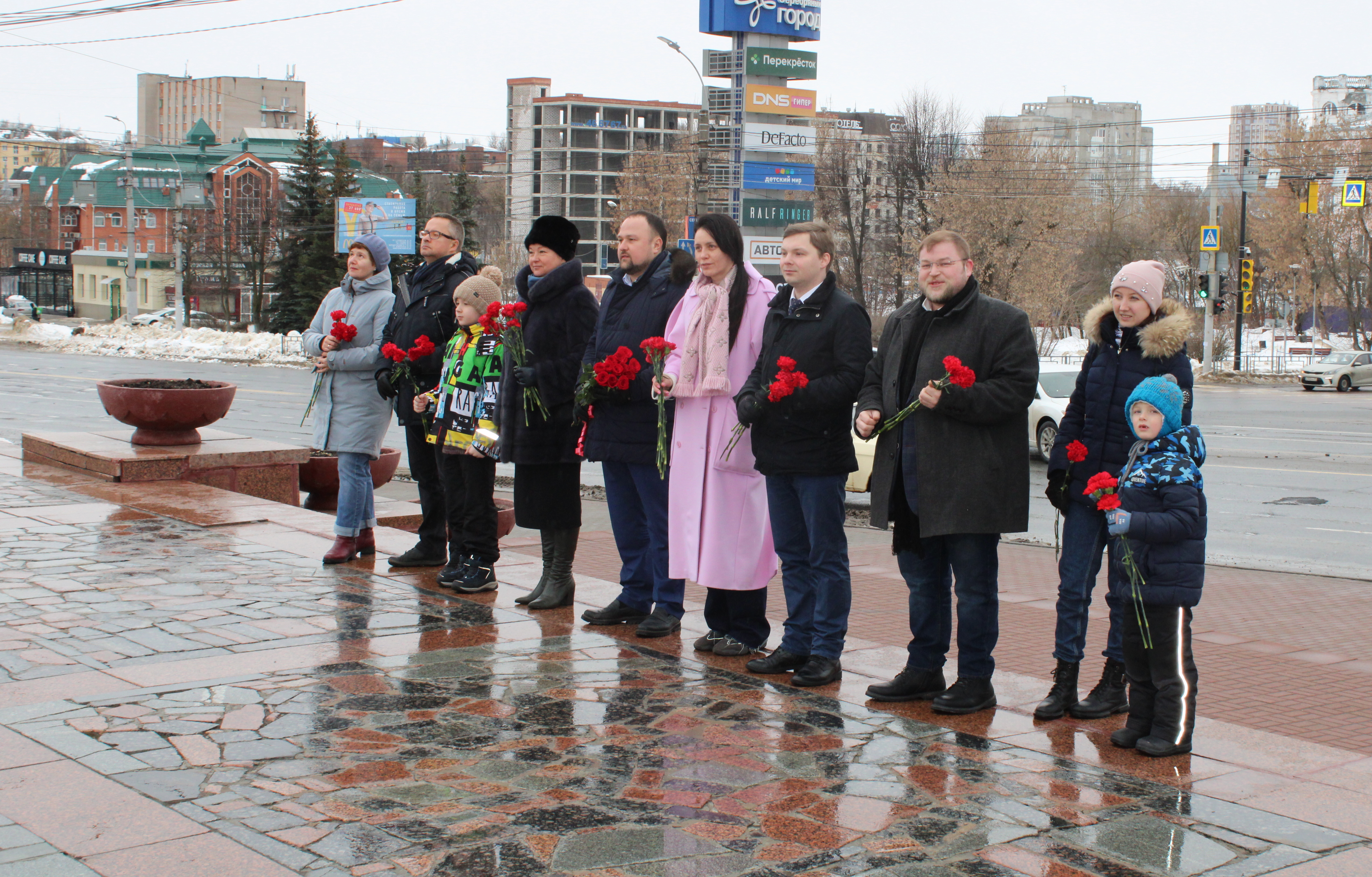 В День защитника Отечества общественники возложили цветы к Мемориалу Героям фронта и тыла
