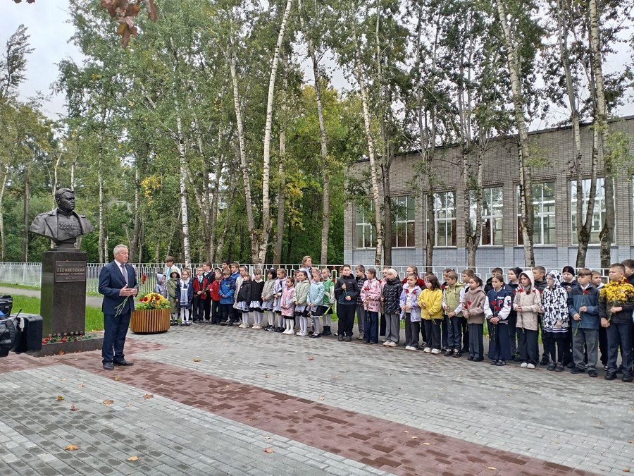 Общественники возложили цветы к памятнику Александра Василевского в день окончания Второй мировой войны