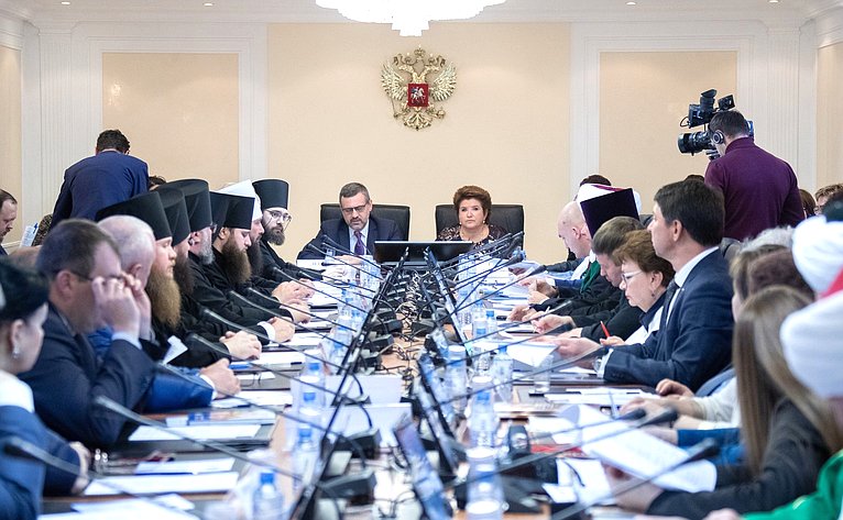 Сохранение наследия Великой Победы обсуждали в Совете Федерации