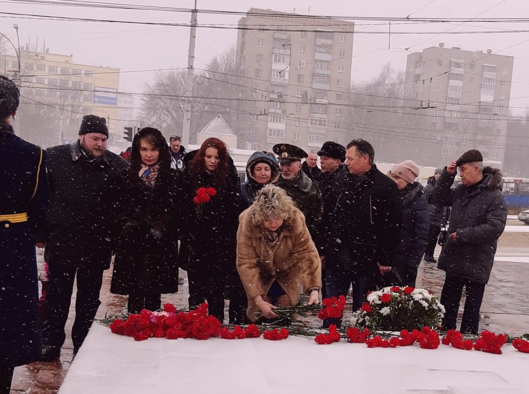 В День защитника Отечества члены региональной Общественной палаты приняли участие в торжественной церемонии возложения цветов к Мемориалу Героям фронта и тыла