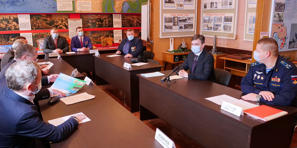 В преддверии Дня защитника Отечества губернатор Ивановской области встретился с участниками региональной организации «Союз десантников России»