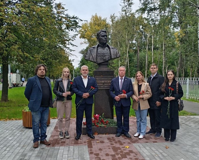 Общественники возложили цветы к памятнику Александра Василевского в день окончания Второй мировой войны