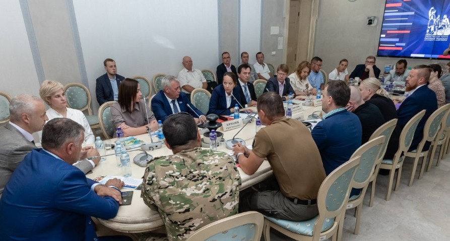Механизмы оказания помощи военнослужащим на передовой и в тылу обсудили участники круглого стола в ОП РФ