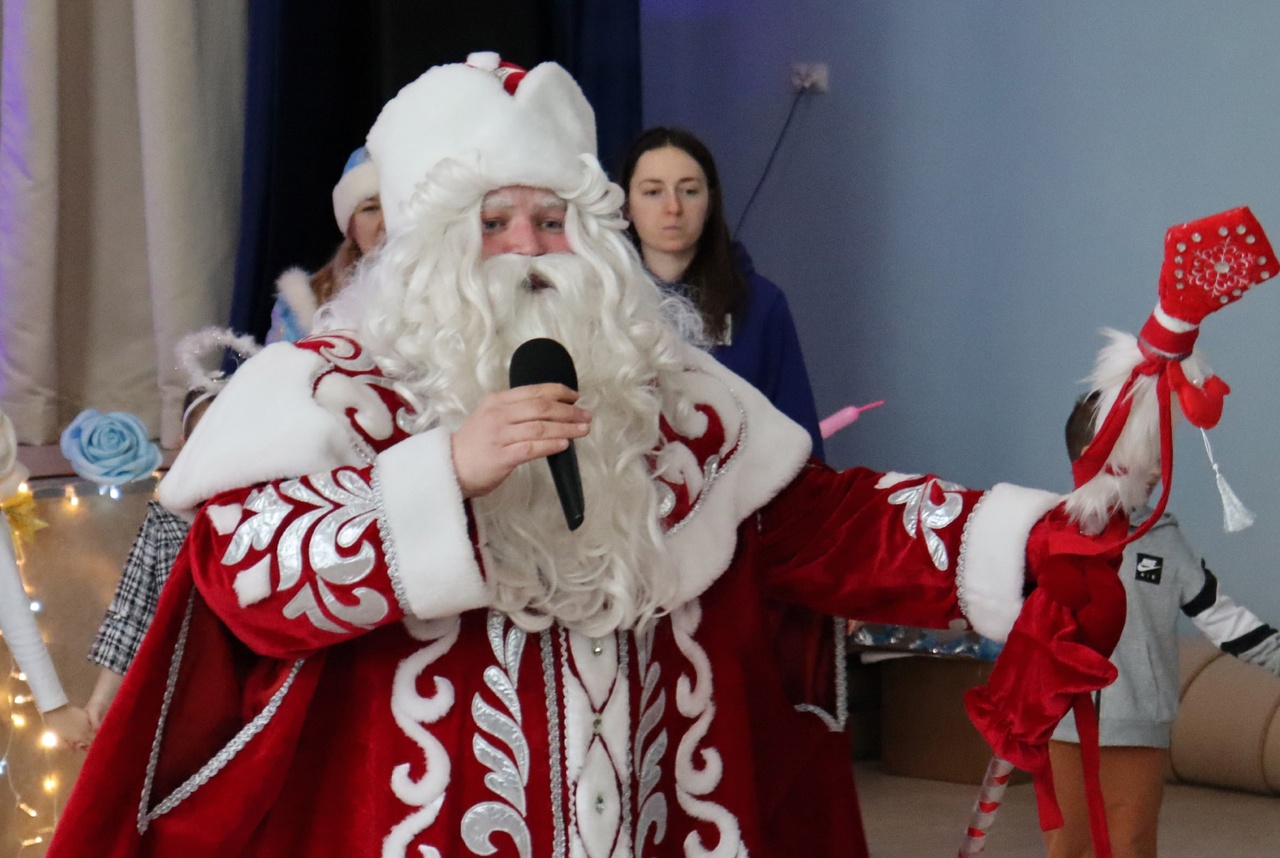 Общественник Владимир Смирнов поздравил более 39 тысяч детей в ходе акции «Новый год – в новые регионы»