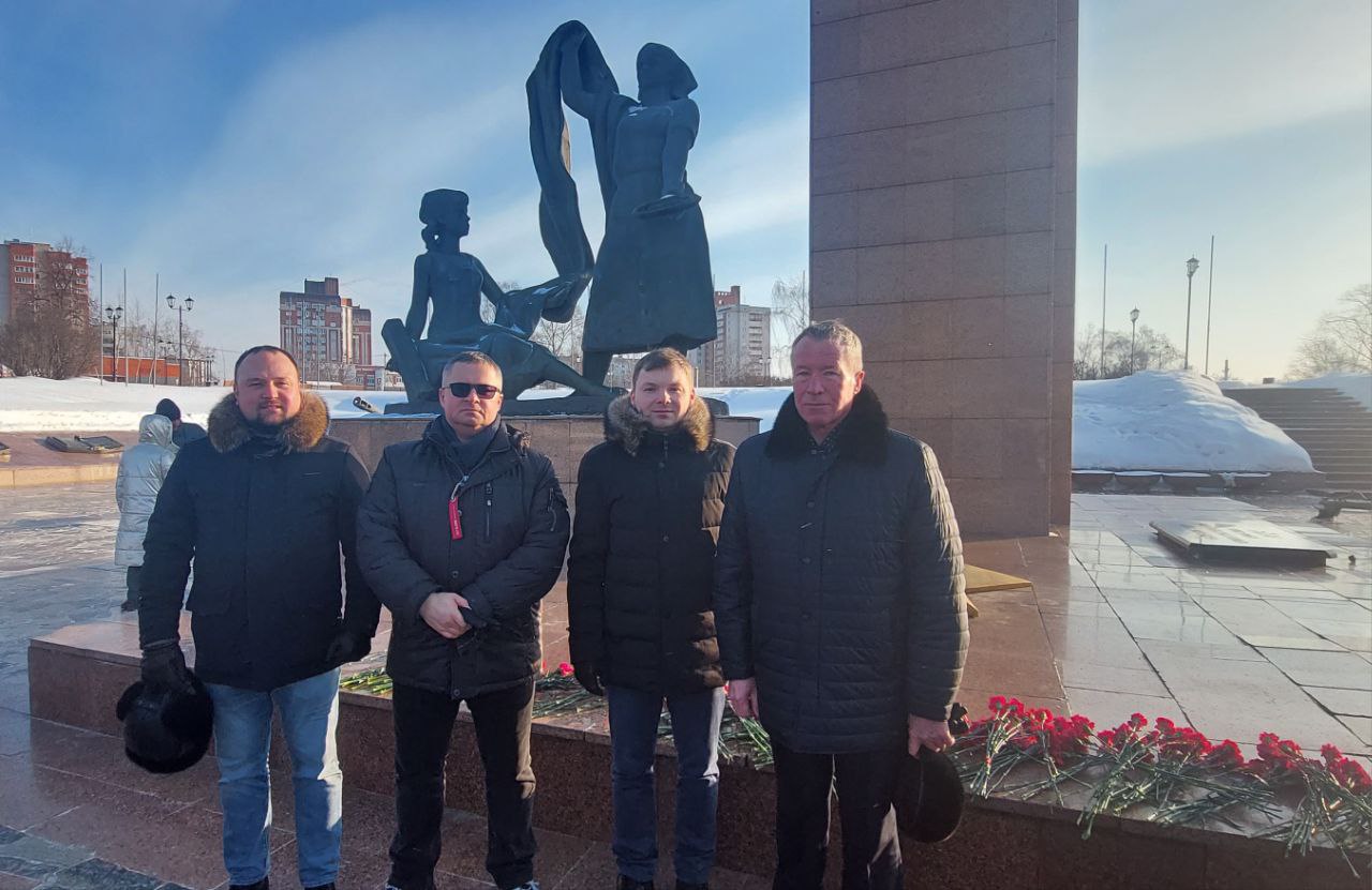 В День защитника Отечества общественники возложили цветы к Мемориалу Героям фронта и тыла