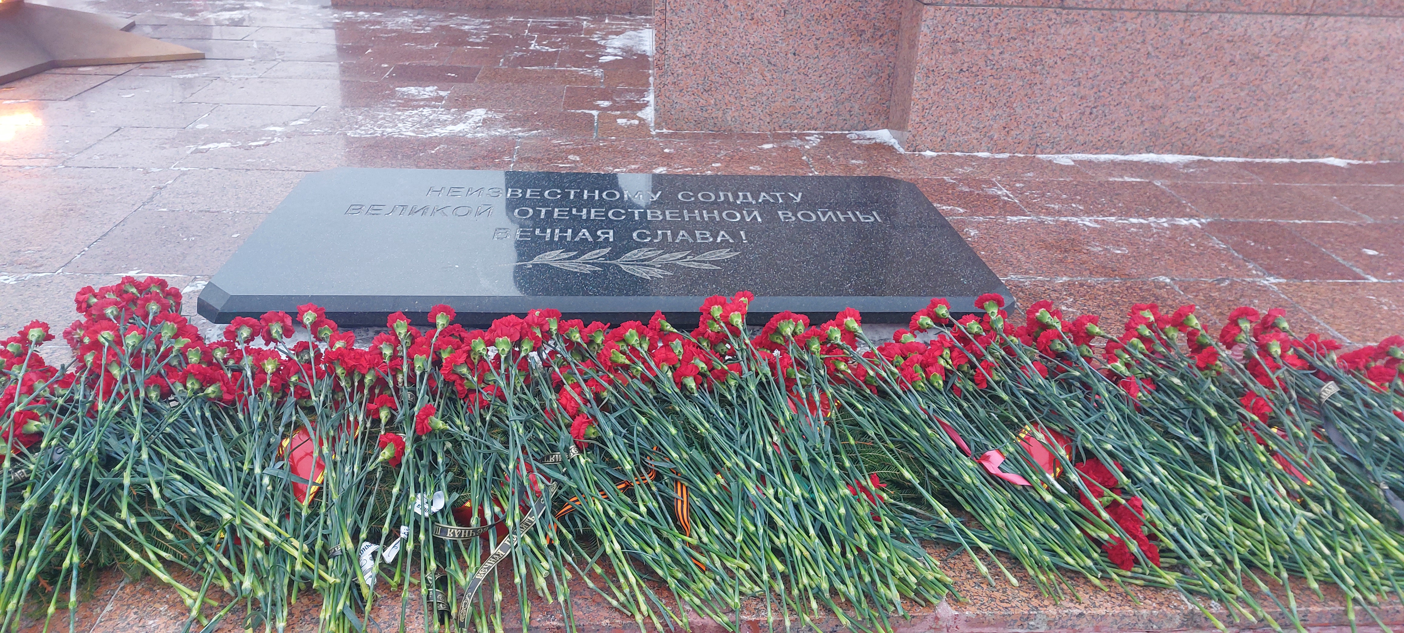 Общественники возложили цветы к могиле Неизвестного солдата 