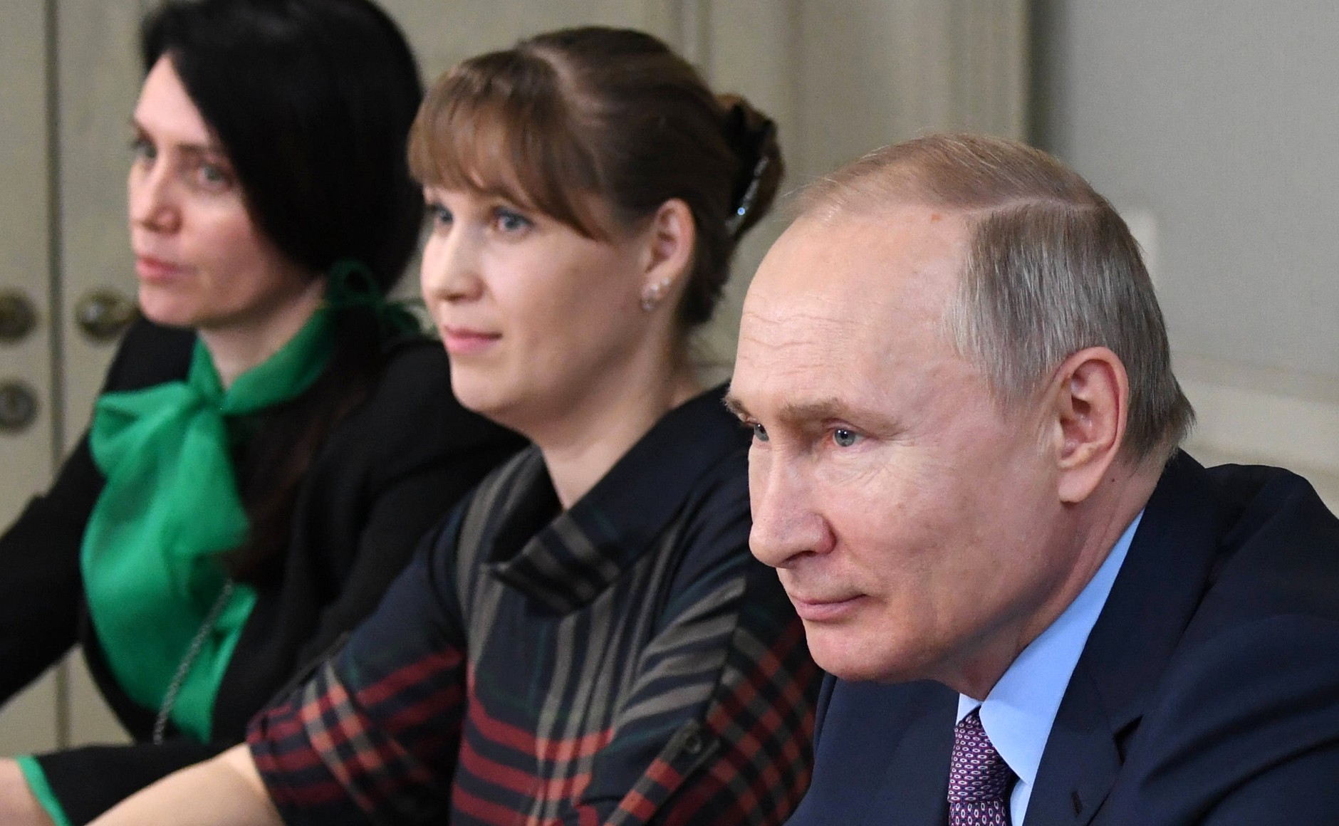 Президент России Владимир Путин провел встречу с представителями общественности Ивановской области.