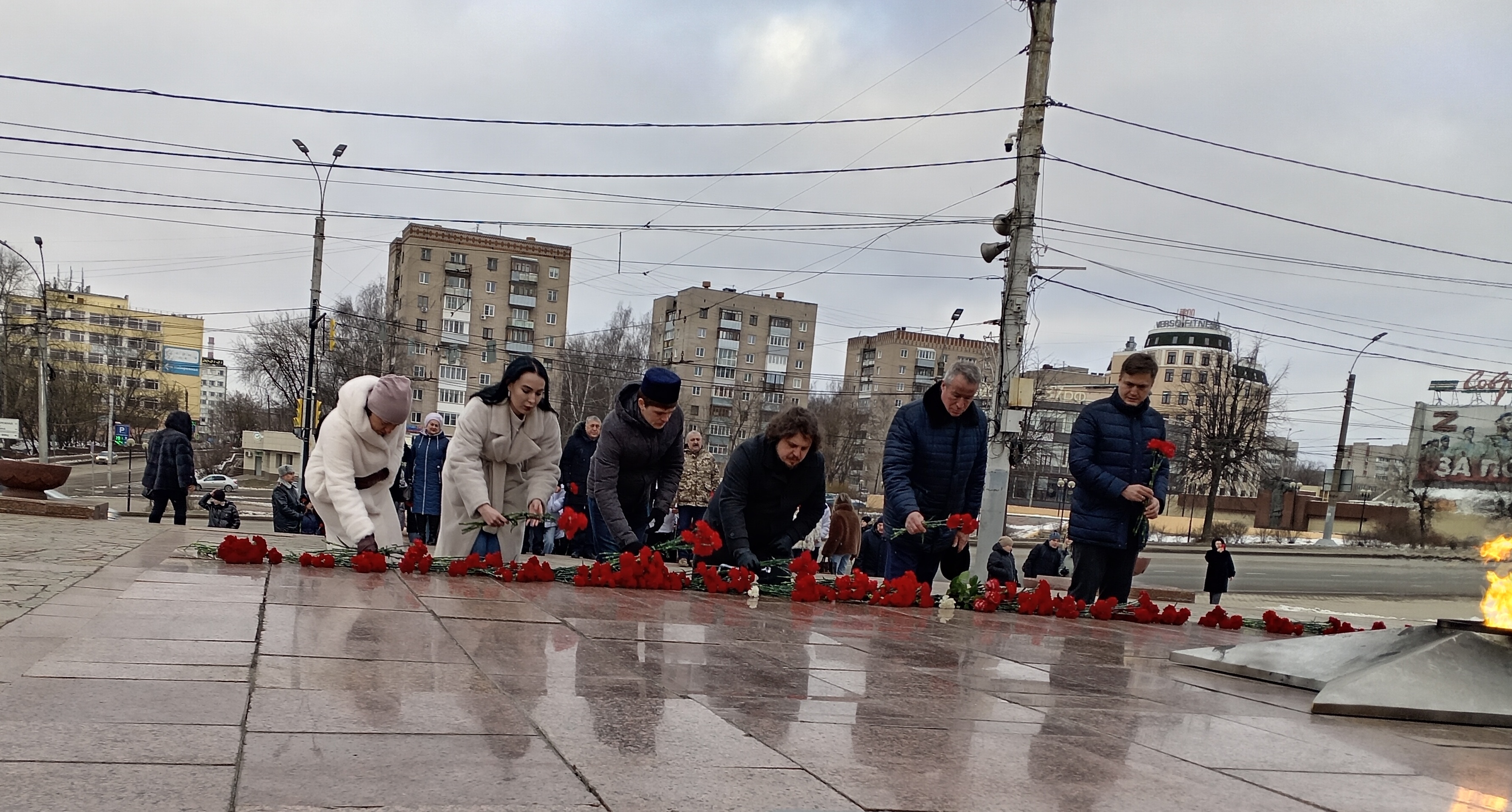 Торжественная церемония возложения цветов к мемориалу Героям фронта и тыла