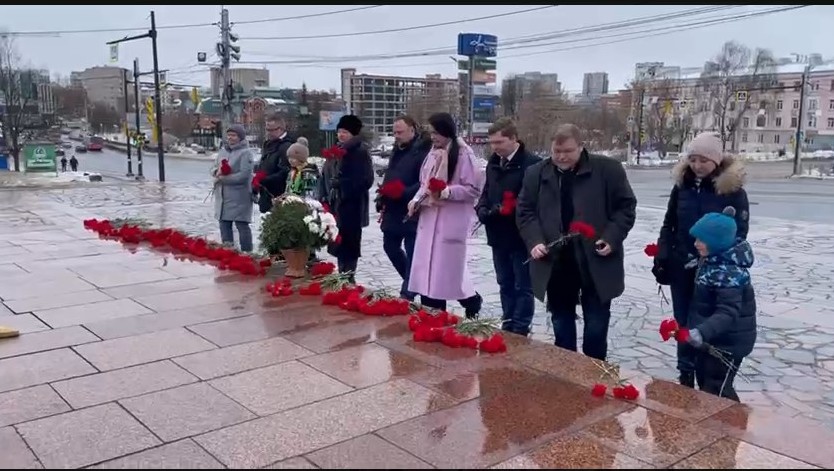 В День защитника Отечества общественники возложили цветы к Мемориалу Героям фронта и тыла