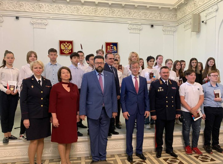 Накануне Дня России в торжественной обстановке состоялось вручение паспортов ивановским школьникам 